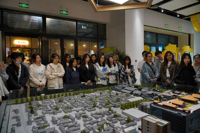 园区工作人员向同学们介绍了隆福寺园区城市更新的历史脉络。新京报记者 杨得超 摄