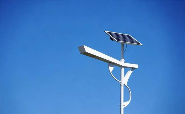 包头市满都拉镇区360盏太阳能路灯全覆盖。（资料图）