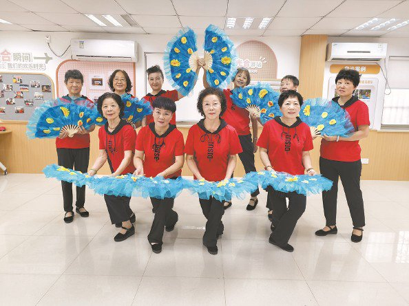             “闻莺起舞”舞蹈队在“光合驿站”活动室排练  赵菊玲  摄          