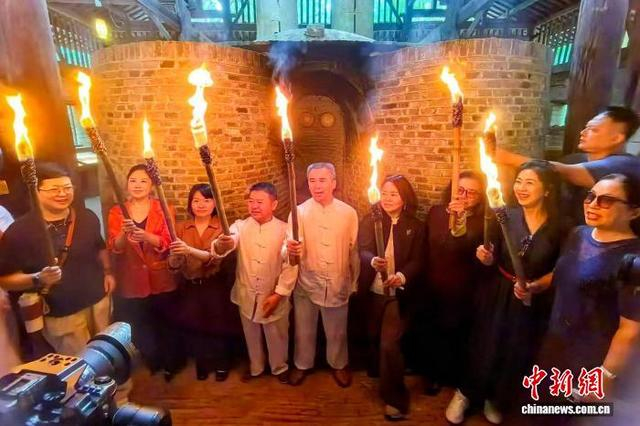 10月19日，江西景德镇古窑民俗博览区的元代馒头窑举行复烧点火仪式。付裕 摄
