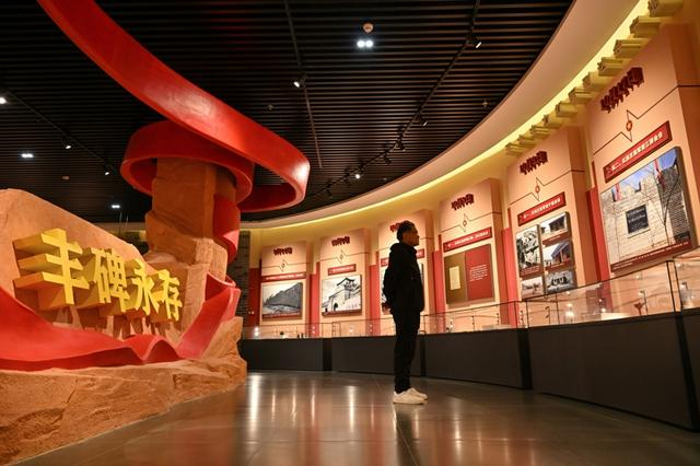 2026年10月15日，在甘肃省白银市会宁县会师镇，一名男子在红军长征胜利纪念馆内参观。新华社记者 韩旭 摄