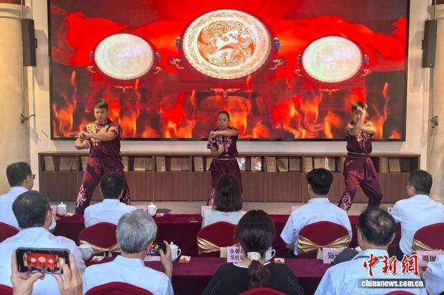 10月19日，马来西亚永春联合会代表在家乡福建永春观看白鹤拳表演。中新网记者 孙虹 摄