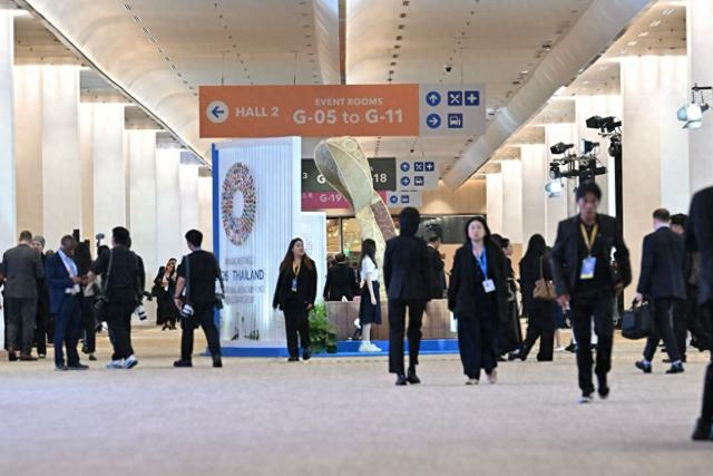 　　10月12日，人们在泰国曼谷参加IMF与世界银行集团2026年秋季年会。新华社发（拉亨摄）