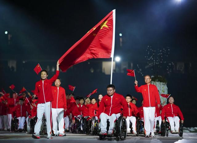 10月18日，中国体育代表团旗手李羽洁（前左）、闫盼盼（前右）在开幕式上入场。新华社记者 贾浩成 摄