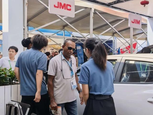 外国客商在江铃公司展位前咨询洽谈。曾斌生/摄