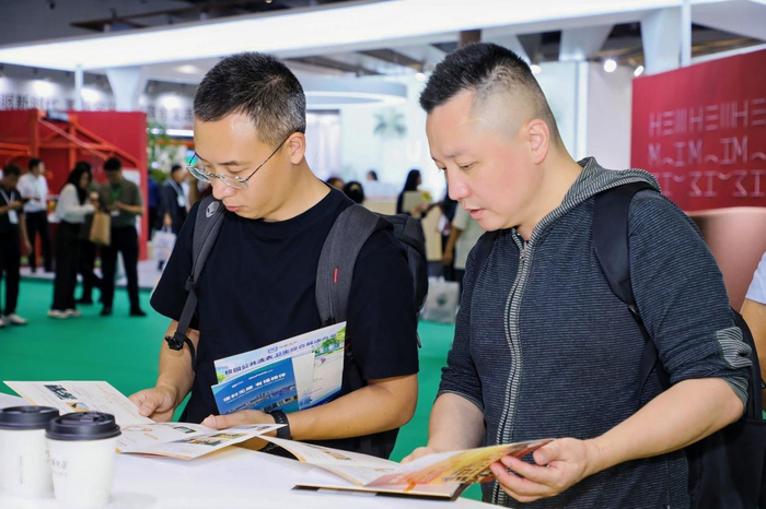 （图：与会来宾详细了解新大正物业集团校园服务体系）