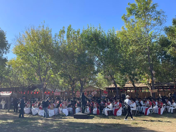 学生们在活动现场进行乐器表演。新京报记者 冯琪 摄