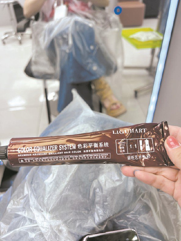             到店后，店员使用的染膏并非欧莱雅品牌  张女士供图          