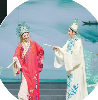             陈慧迪（左）和张懿表演《梁祝：十八相送》          