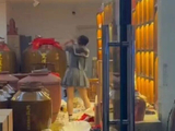 宜宾警方通报：钟某(女，21岁)与店员交谈中，突然情绪失控，打砸店内商品，被当场控制，已送往医疗机构诊断治疗