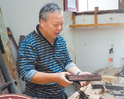            马家乐在工作室里  施靖雯  摄          