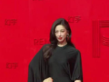 朱珠露背黑裙搭配大波浪红唇尽显优雅魅惑