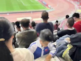 国足比赛现场有人埋头写作业