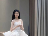 鲍蕾带贝儿挑选18岁生日礼服