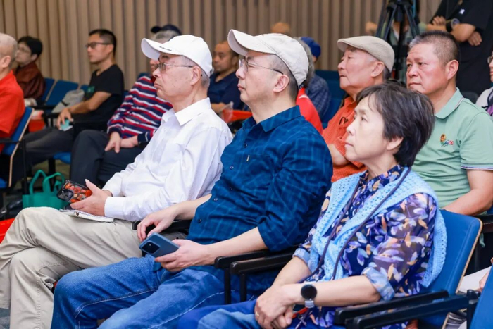 讲座现场，与会者认真聆听长征故事