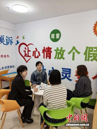 图为张瀚之为离婚案件当事人做心理辅导。马天有 摄