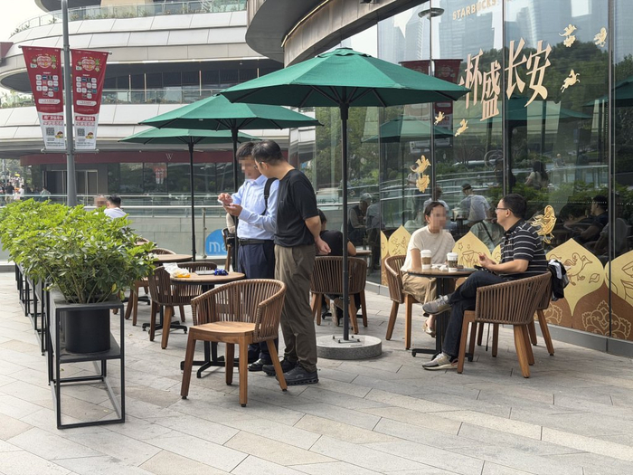 10月20日上午，星巴克白玉兰广场店。 澎湃新闻记者 邹娟 图
