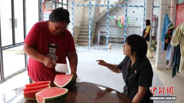 图为张瀚之对涉未离婚案件进行回访。 蔡中媛 摄
