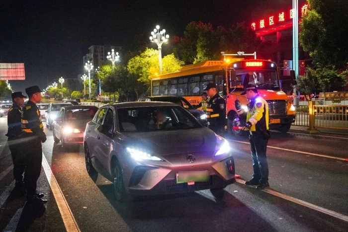 △聊城公安多警种联合开展交通违法专项整治行动