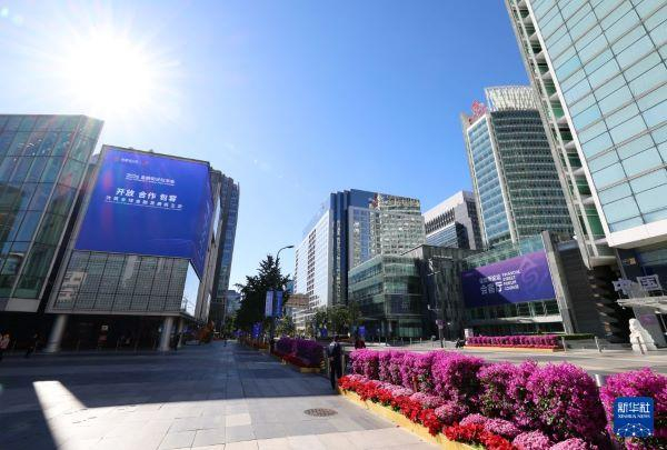 这是10月18日在北京金融大街拍摄的2026金融街论坛年会相关的景观布置。新华社记者 张晨霖 摄