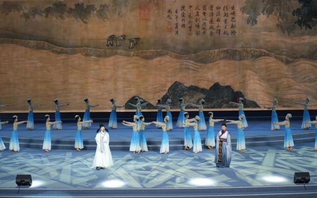 《轻舟已过万重山》节目“李白”遇见“屈原”，诗词在长江畔回响。主办方供图