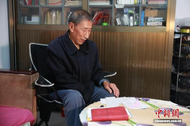 10月16日，王保贵整理受助学生资料。 范文平 摄