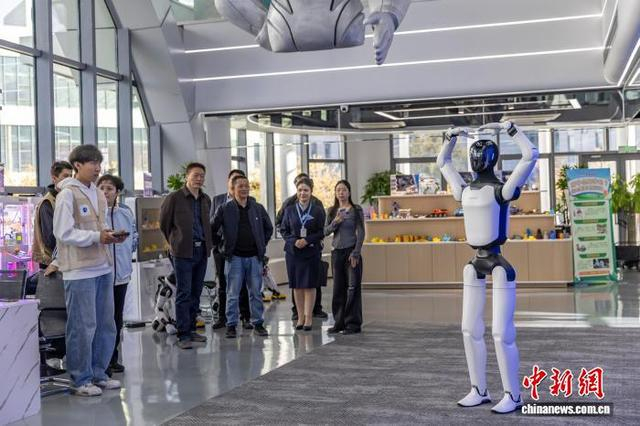 图为机器人“远征A3”向观众比爱心。金奇 摄