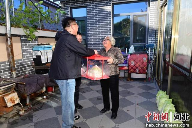 宽城满族自治县碾子峪镇孤山子村第四届“福寿康宁”送祝福活动现场。 翁振龙 摄