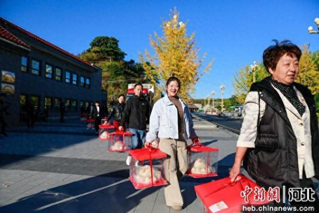 宽城满族自治县碾子峪镇孤山子村第四届“福寿康宁”送祝福活动现场。 翁振龙 摄
