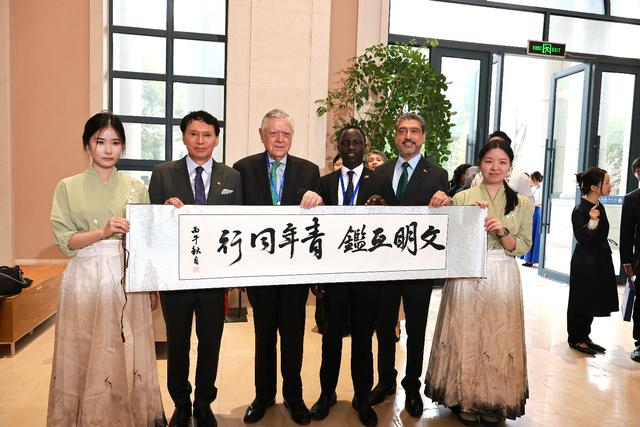 驻华使节们在浙江外国语学院合影。（浙江省国际传播中心 曹坚/摄）