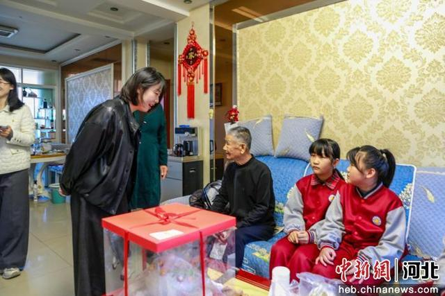 宽城满族自治县碾子峪镇孤山子村第四届“福寿康宁”送祝福活动现场。 翁振龙 摄