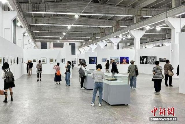 游客在老厂房里参观摄影展。 2026世界摄影人大会组委会 供图