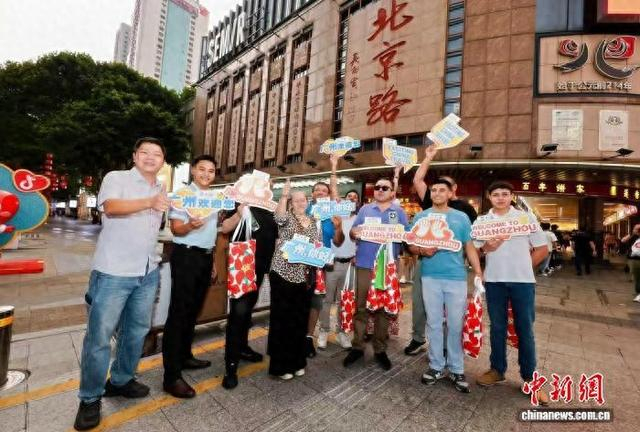 来自智利的多位企业家游览广州北京路步行街。广之旅国际旅行社 供图