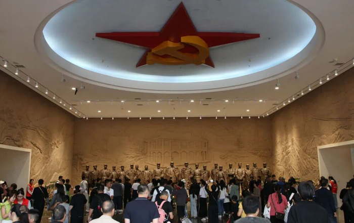 2026年10月6日，人们在贵州省遵义市的遵义会议陈列馆参观游览。新华社发（张正举摄）