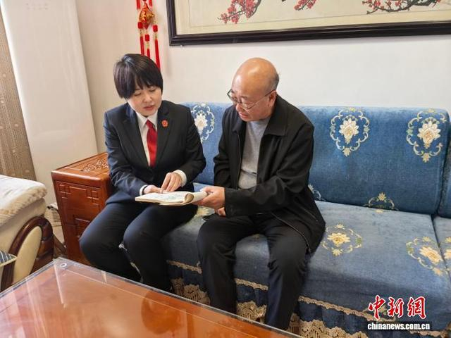图为张瀚之对继承案件当事人进行回访。 马天有 摄