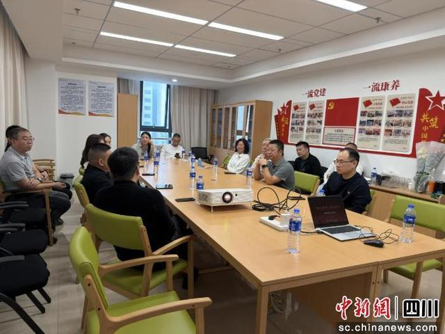 座谈交流。民盟四川省直工委新闻出版总支供图