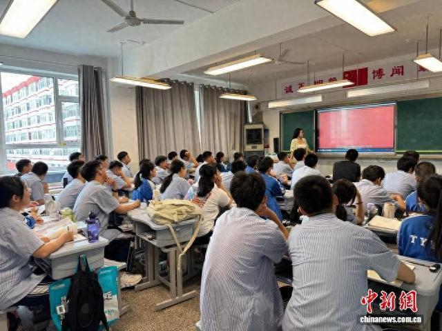 图为山西太原一中学课堂。 中新网记者 杨静 摄