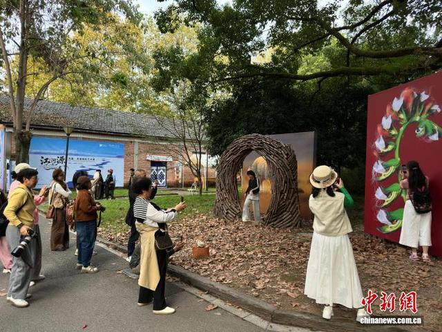 游客在万象山欣赏摄影作品。 2026世界摄影人大会组委会 供图