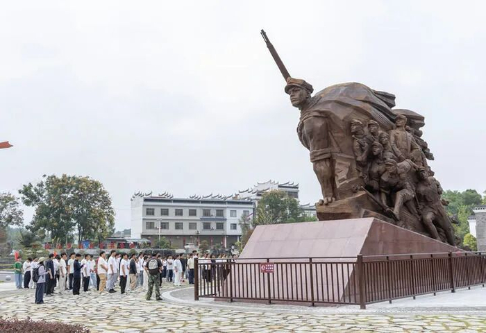 2026年9月21日，学生在广西桂林市兴安县界首镇的红军长征湘江战役界首渡江遗址公园参观学习。新华社记者 张帆 摄