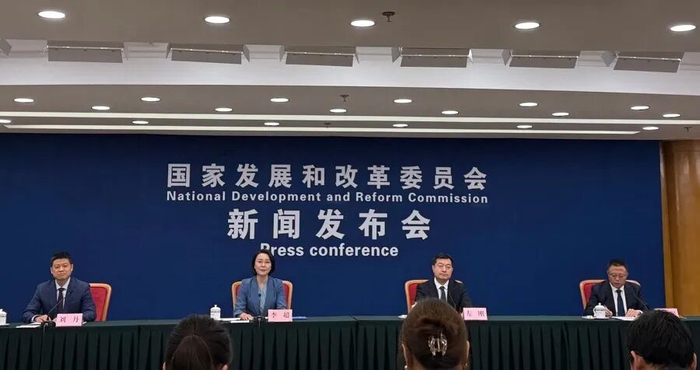 国家发展改革委发布会现场图，拍摄：周潇枭