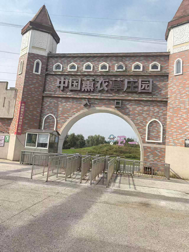 （景区大门 门可罗雀 丛治国摄）