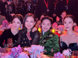 和好友主编碰杯🥂合影热聊 喜欢杨幂social时刻