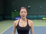 网球女生自查发球蓄力架拍动作细节