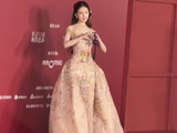 赵露思飞吻比心好宠粉