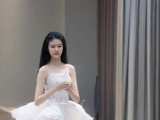 17岁贝儿身高反超妈妈鲍蕾 网友：这腿长是真实存在的吗？