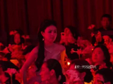 白鹿芭莎内场走错位置，张康乐先转头察觉她迷路