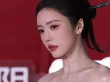 蔡文静芭莎造型黑发配剑形发簪尽显东方风骨