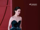 红毯现场观众喊妈妈 张小斐挥手回应