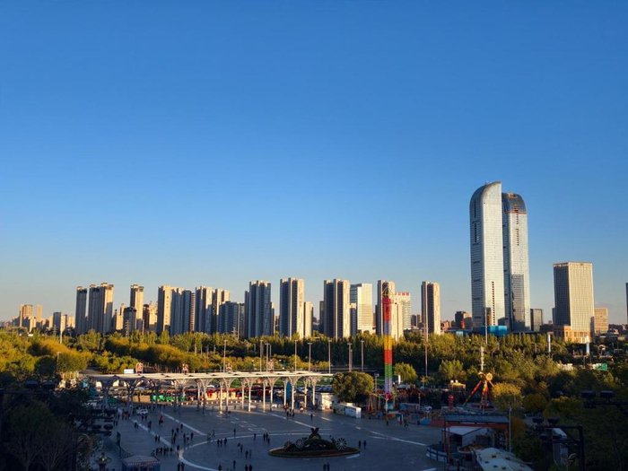 银川市览山公园东面城景。用城市建筑垃圾建起的览山公园如今已成为银川市的地标式建筑，每年前来打卡的游人如织。 