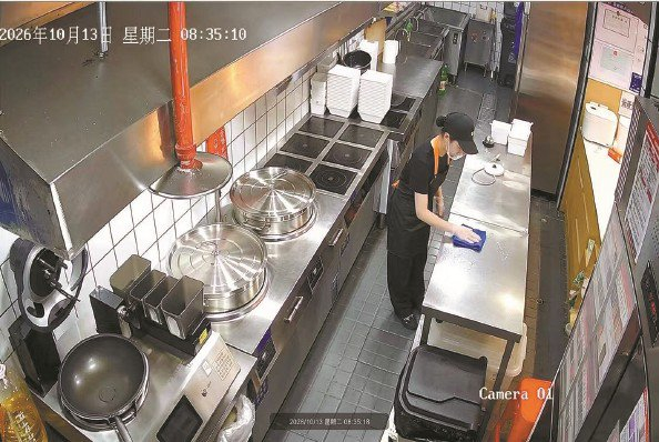             张亮麻辣烫后厨监控画面接进全市“互联网+明厨亮灶”的监管端口          